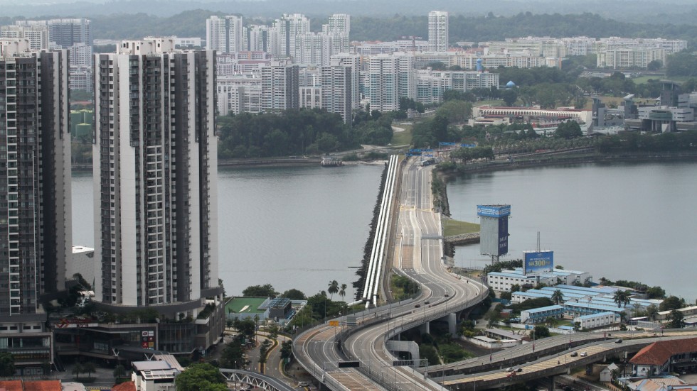Tomma vägar i vanligtvis livliga Singapore, i en bild från 18 mars. Landets ekonomi ser nu ut att backa.