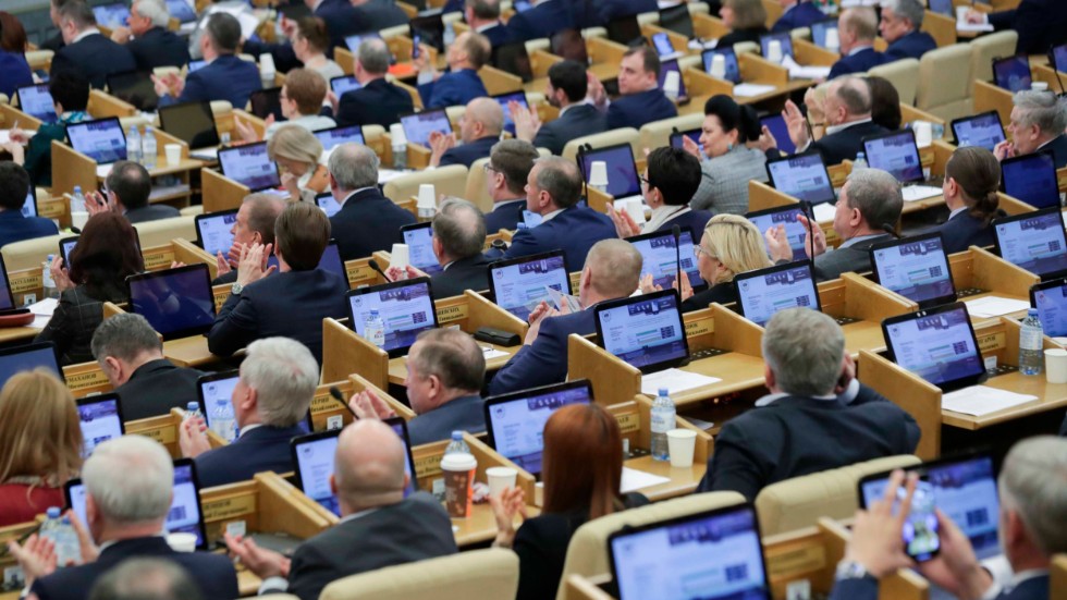 Politikerna i duman röstade ja. Bild från tidigare i mars.