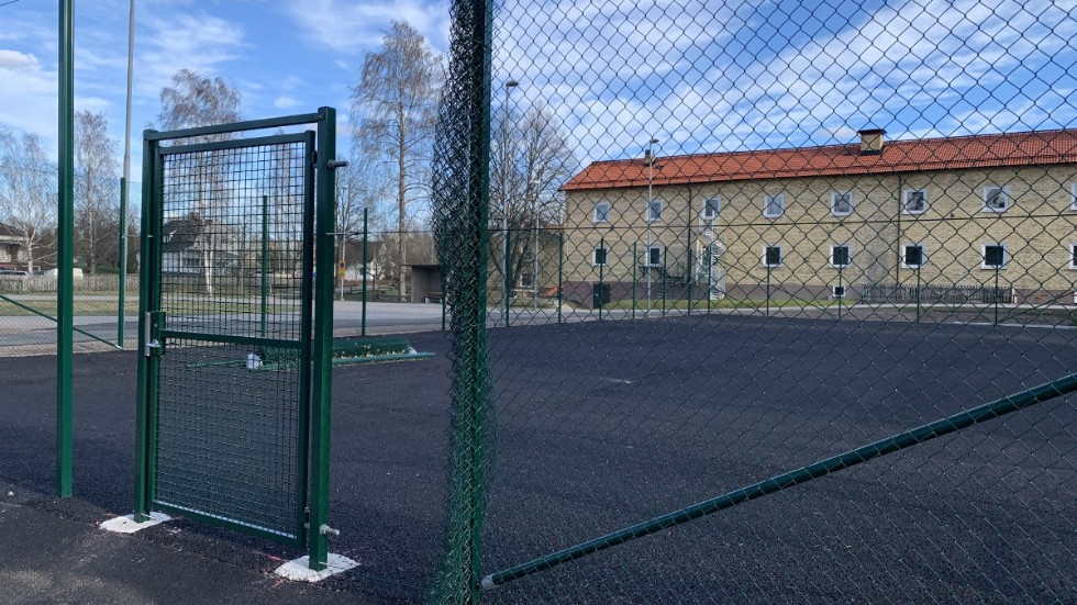 Under vintern har tennisklubben aviserat om nedläggning. De säger sig inte klara av att få fart på verksamheten igen, så de har gett sitt samtycke till att släppa banan.