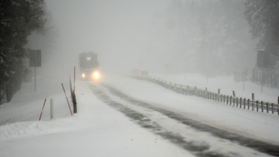 Ta det lugnt om du måste ut i trafiken under måndagskvällen eller natten till tisdagen i länet. SMHI klass ett-varnar just nu för snöstorm.