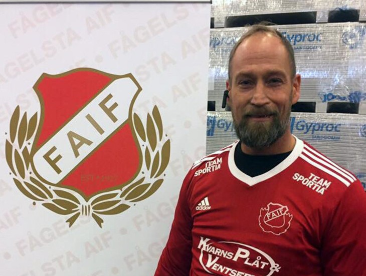 Dennis Gustafsson tar sig an en ny idrottsutmaning. Nu ska han träna Fågelsta AIF:s division 6-lag 2020. Dennis tar över efter kompisen Mika Niemi.
