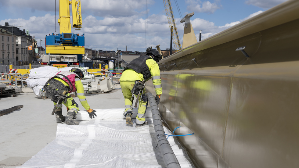 Noggranna mätningar har varit avgörande för att få den stora bron att passa på sin plats.