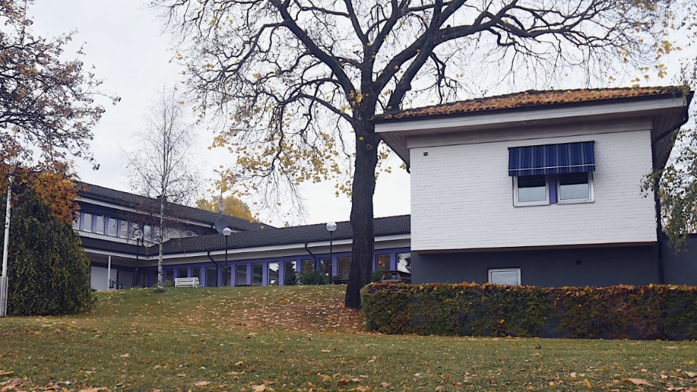Det tidigare behandlingshemmet Stenbäcken i Vimmerby står tomt sen årsskiftet. Nu ska fastigheten säljas på öppna marknaden. Tomten är på 7 000 kvadratmeter. Begärt pris är 28 miljoner kronor.