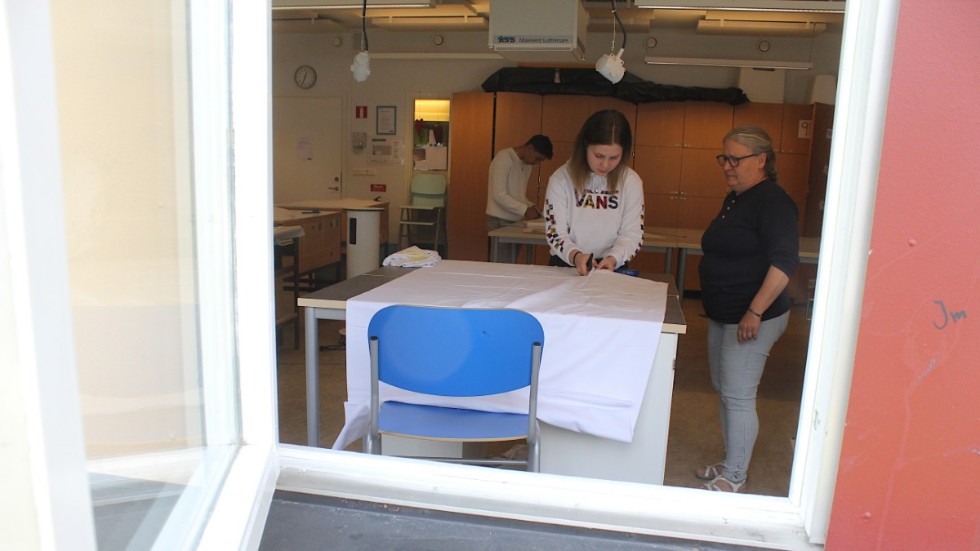 Albäcksskolan har öppnat igen för niondeklassarna. Annie Mobelius instrueras av slöjdlärare Anne Uebel, hur man syr en tröja. 