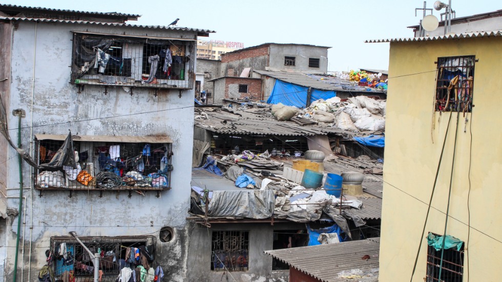 Bostadshus i stadsdelen Dharavi i Mumbai, ett av världens största slumområden. Corona riskerar att förvärra fattigdomen i världen, radera ut årtionden av framsteg, skriver sju biståndsorganisationer.