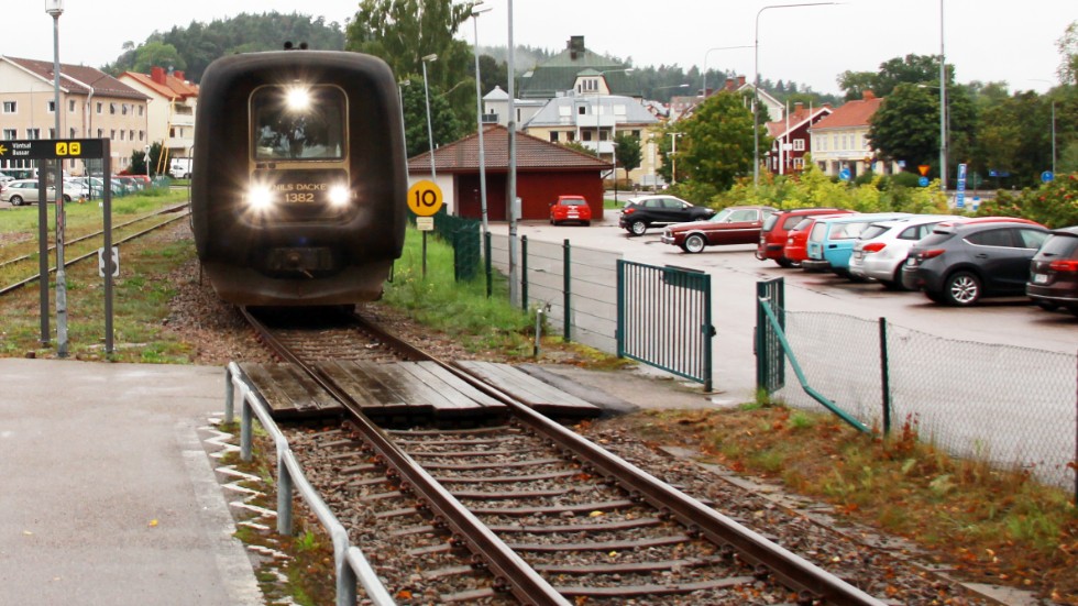 Debattören menar att Region Östergötland borde titta järnvägssatningarna i grannlänet Jönköping.