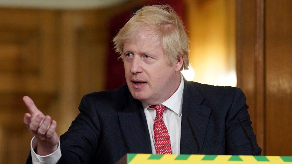 Storbritanniens premiärminister Boris Johnson under en presskonferens i måndags, då hans regering lade fram en 50-sidig plan för krishantering och öppning av samhället, som mötts av kritik för otydlighet.
