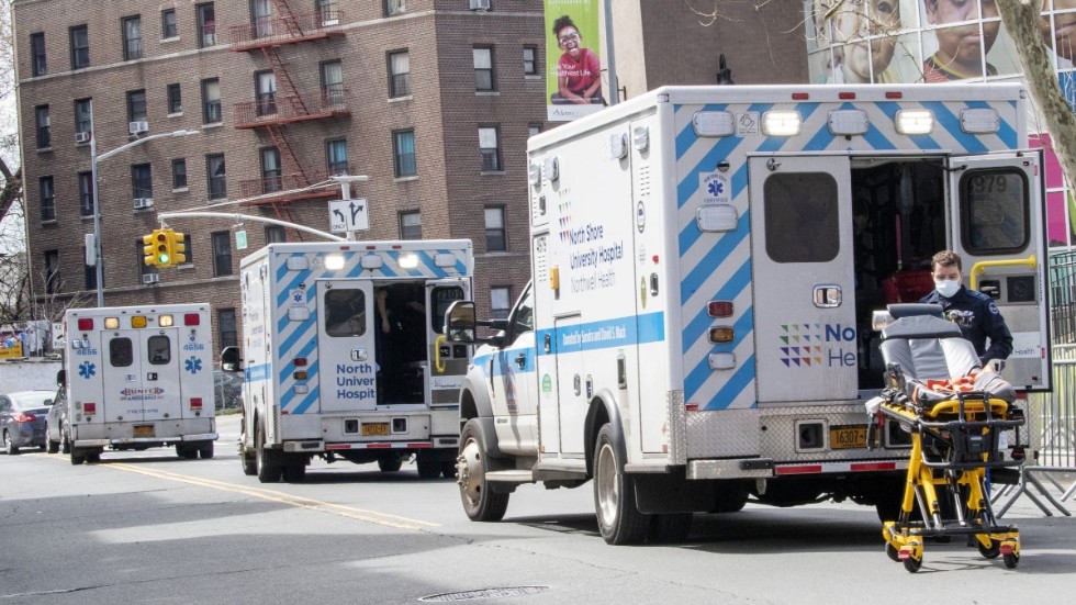 Ambulanser köar utanför Elmhurst Hospital i Queens i New York – ett sjukhus dit många coronaviruspatienter förs.