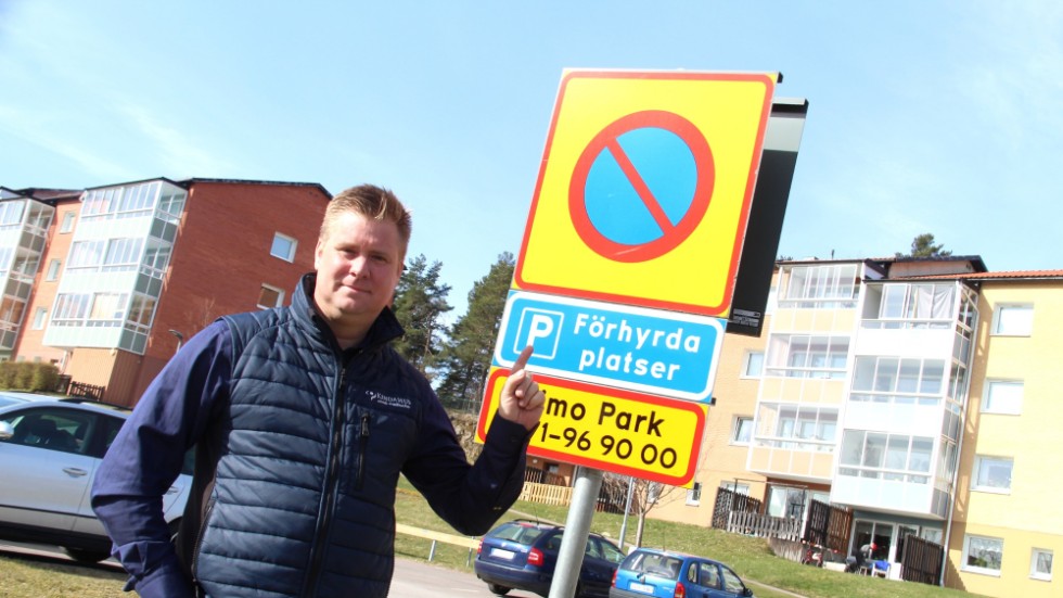 "Var uppmärksamma på de nya parkerings- och områdesskyltarna". Det är Kindahus fastighetstekniker Martin Hanssons budskap till hyresgästerna.