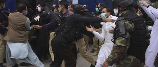 Läkare i protest skingras med batong