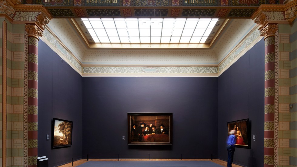 Rijksmuseum i Amsterdam erbjuder flera sätt att uppleva museet från hemmasoffan. Det är också ett av flera kända museer som kan besökas genom Google Arts & Culture.