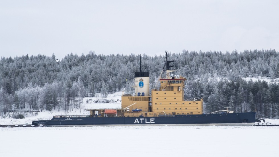 Sjöfartsverkets isbrytare Atle vid kaj i hamnen i Luleå i februari i år. Sedan fyra veckor ligger Atle i karantän ute i fjärden och besättningen får inte gå i land på grund av smittorisken. Arkivbild.