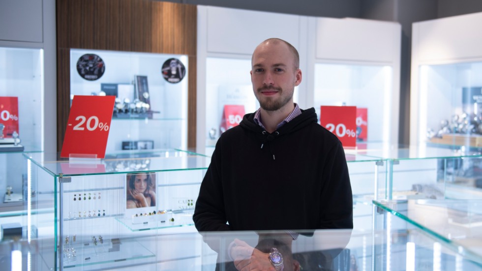 Axel Lovén, butikschef i en av Stjärnurmakarnas butiker i Stockholm vittnar om tuffa tider och väntar på besked om hyreslättnader.