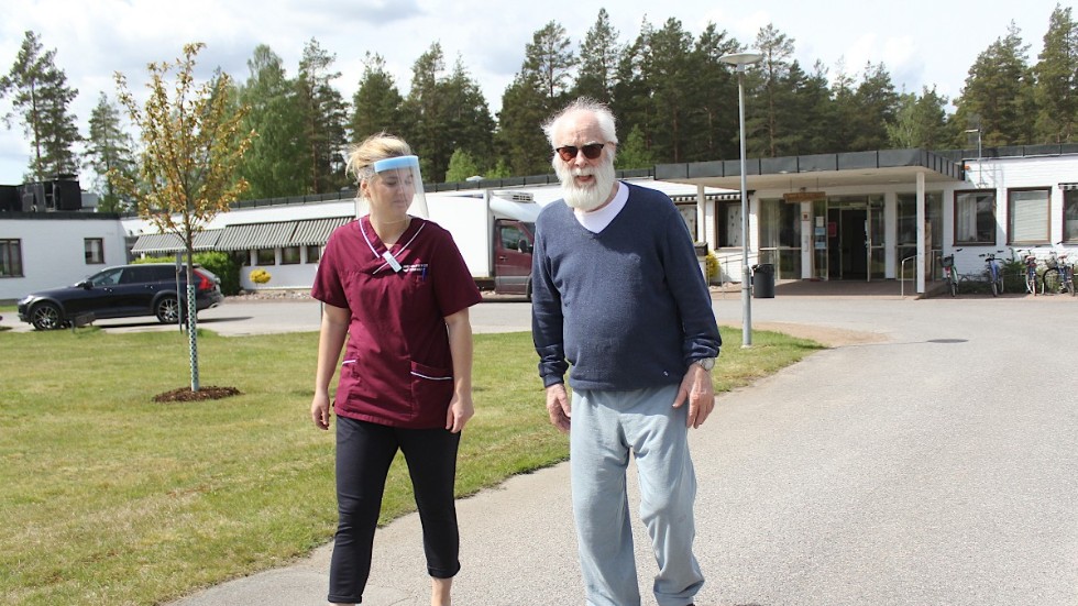 Emma Nyberg är ute på promenad med Ole Dahl. Sedan en vecka bär personalen alltid visir, när de är nära brukarna.