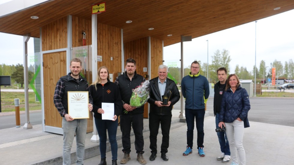 Tom, Hanna, Jakob och Åke Birgersson med företaget Hagelsrums Biogas har utsetts till årets företagare. Prisutdelare var Robin Körner, Carl-Anton Johansson och Liselotte Arvidsson.
