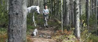 Anna-Klara inventerar i skog och mark
