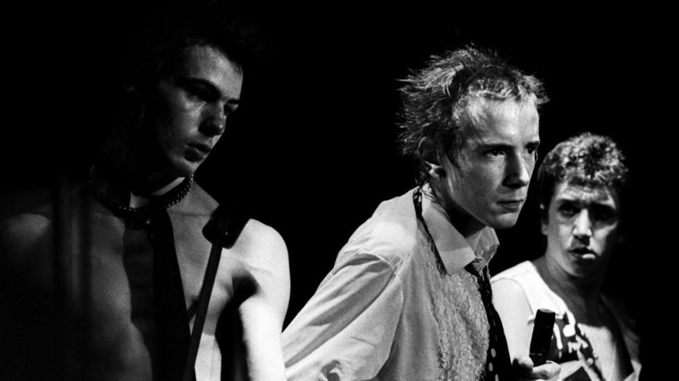Ett typexempel på provokation och obekväma åsikter: punkbandet Sex Pistols, med sångaren Johnny Rotten i spetsen, på Sverigebesök 1977. Åsiktsartiklarna i denna tidning är kanske formulerade på ett annat sätt än Sex Pistols texter, men känslorna de väcker kan vara väl så heta. 