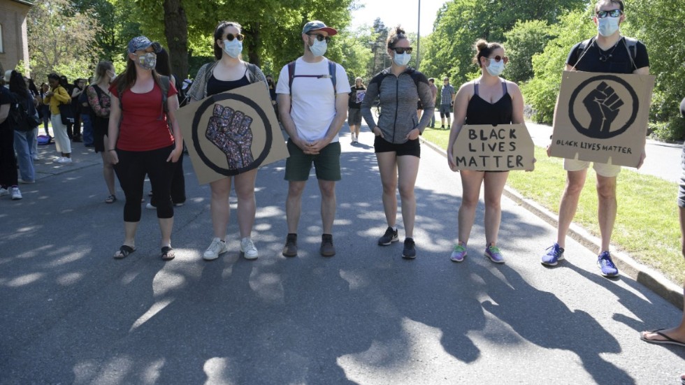 Personer samlades i en Black Lives Matter-demonstration vid USA:s ambassad i Stockholm på lördagseftermiddagen.
