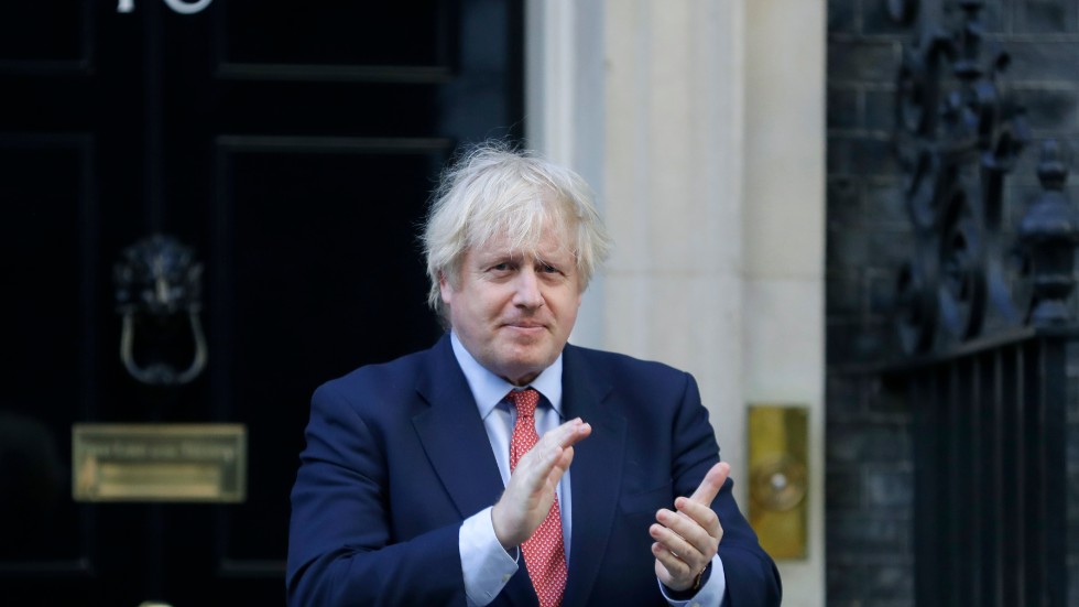 Storbritanniens premiärminister Boris Johnson aplåderar vårdpersonal utanför 10 Downing Street i London.