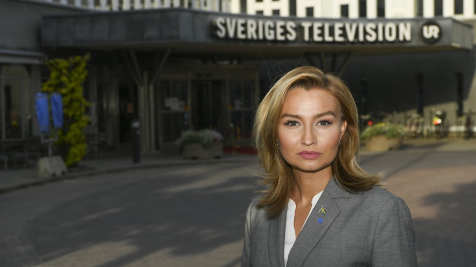 Ebba Busch (KD) anländer för att delta i partiledardebatten om corona i SVT:s Agenda.