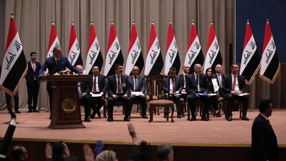 Iraks premiärminister Mustafa al-Kadhimi får efter en månads förhandlingar sitt kabinett godkänt av parlamentet. Arkivbild från Mustafa al-Kadhimis installation i maj.