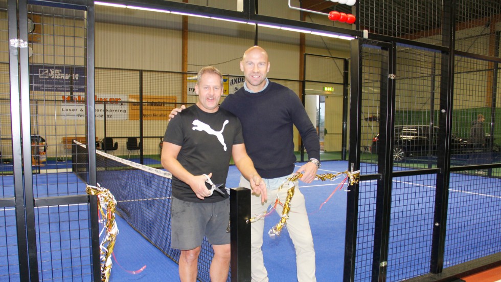 Tomas Johansson och Mats Monié, ordförande och vice ordförande i Enköpings tennisklubb, ordnade med bandklippning till padelbanan i tennishallen.