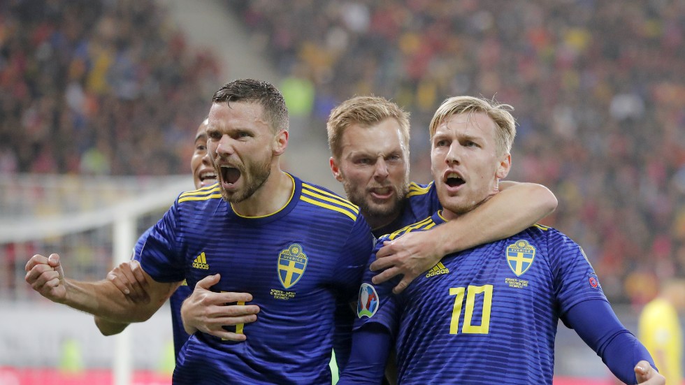 Marcus Berg, Sebastian Larsson och Emil Forsberg jublar efter matchens första mål.