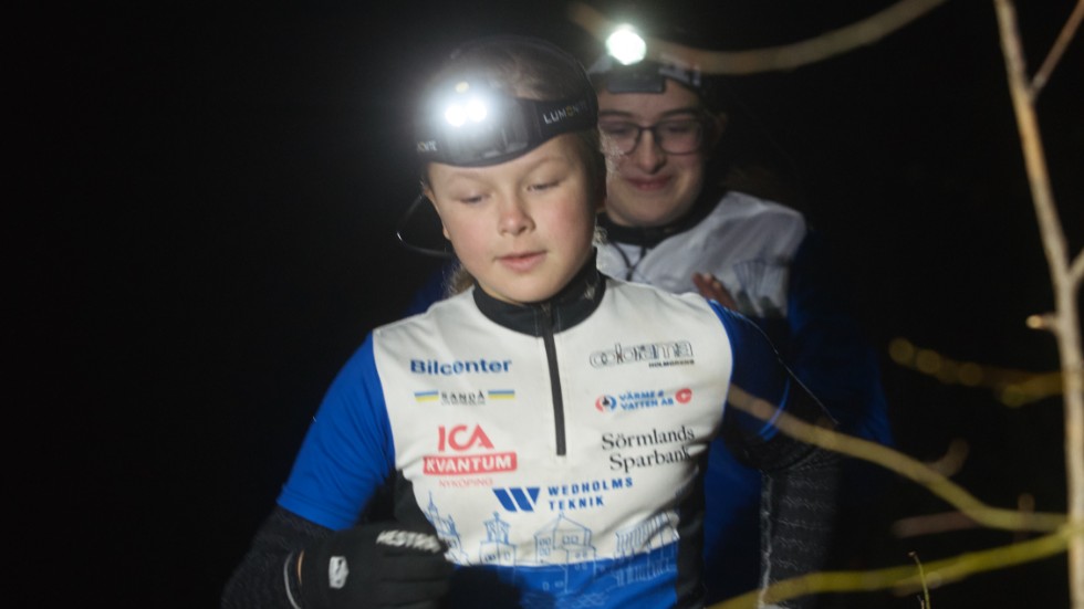 Nyköpings OK-ungdomarna Elvira Lindsten och Ylva Lidéhn testspringer night trail-banan, där det i år finns ett nytt hinder med en labyrint i den tuffaste bansträckningen.