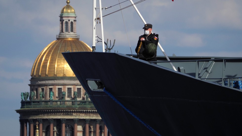 En medlem ur ryska flottan i Sankt Petersburg, Ryssland, där man i|dag firar segerdagen.