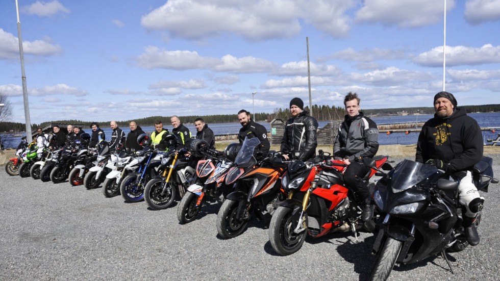 Ett 15-tal motorcykelentusiaster deltog på gruppen sporthojs premiär av pokerrun i Skellefteå.