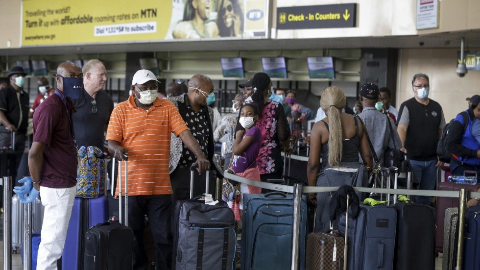 Amerikanska medborgare köar på flygplatsen i Lagos för att flygas ut ur Nigeria, i en bild från i april.