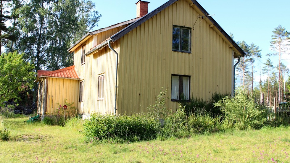 Den gamla lanthandeln kräver mycket kärlek och omvårdnad. Tak och fasad behöver bytas, bland mycket annat. Huset är från 1890. Och 1910 öppnade lanthandeln här.