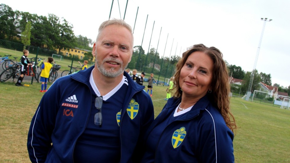 "Tror det betyder mycket för barnen", säger arrangörerna Micael Härnström och Anne-Louise Johansson som ser att vikten av fotbollsskolan är stor i år. 