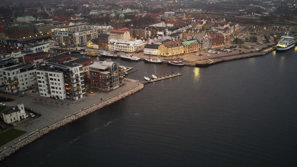 En kvinna med rollator föll i vattnet i en hamn i Landskrona och miste livet. Arkivbild.