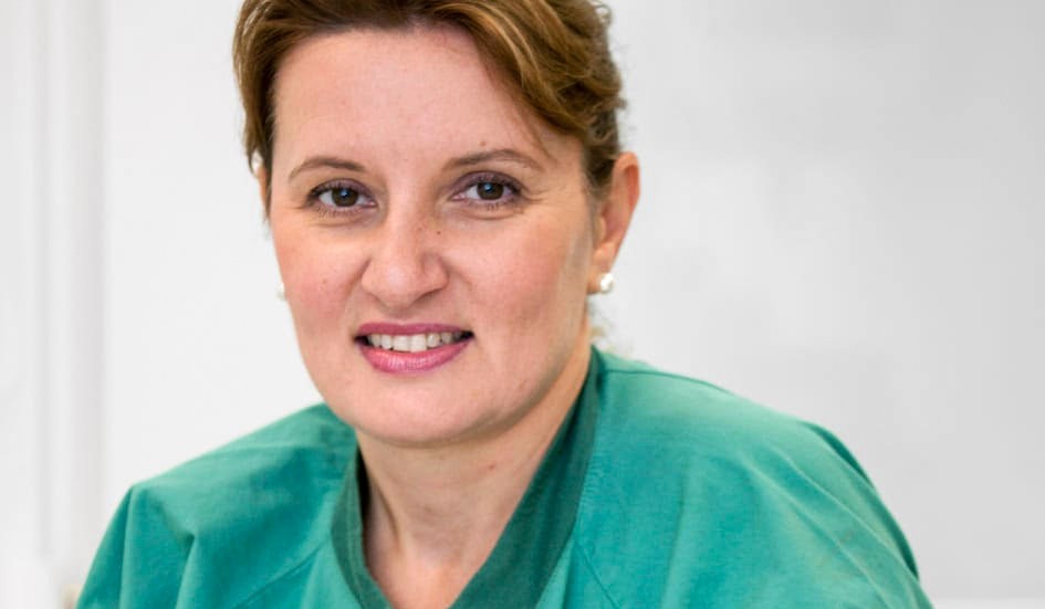 Margareta Kitlinski, överläkare inom reproduktionsmedicin på Skånes Universitetssjukhus, förklarar att det blir betydligt svårare att få barn om man väntar längre. Pressbild.