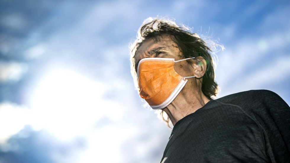 Att bära munskydd är ett enkelt sätt att skydda sig själv och andra mot smitta, menar skribenten.