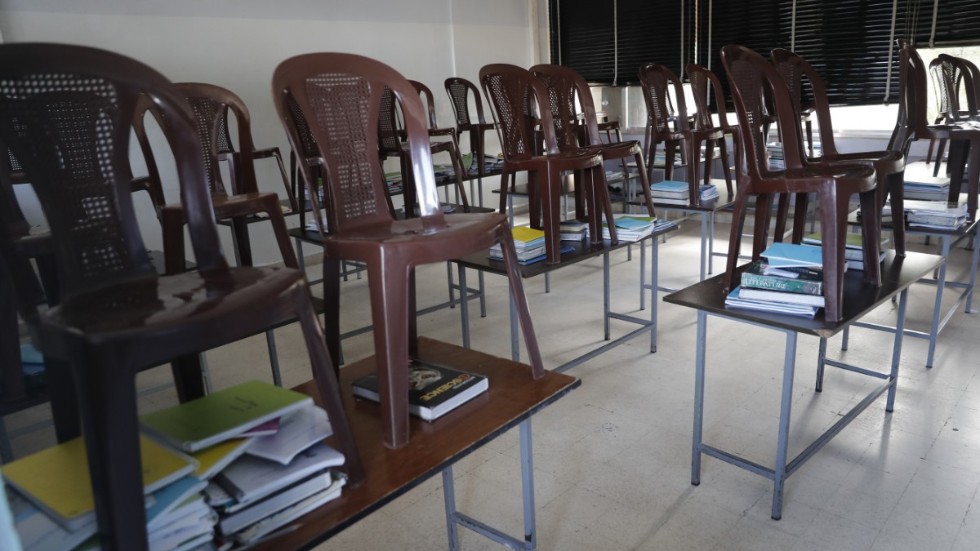 Ett tomt klassrum i en skola i Libanons huvudstad Beirut i mars, efter att landets regering beslutat att stänga skolor och universitet med anledning av coronapandemin. Arkivbild.
