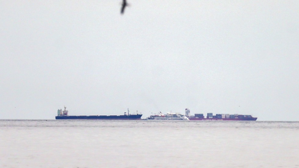 Ett australiskt kryssningsfartyg ligger för ankar omgivet av två lastfartyg utanför hamnen i Montevideo, Uruguay. Tiotusentals sjömän är fast till havs på grund av coronapandemin.