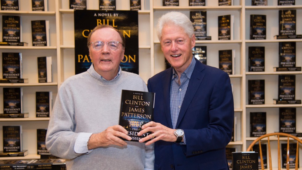 Bill Clinton (till höger) och James Patterson gör gemensam sak på nytt och skriver boken "The president's daughter" tillsammans. Arkivbild.