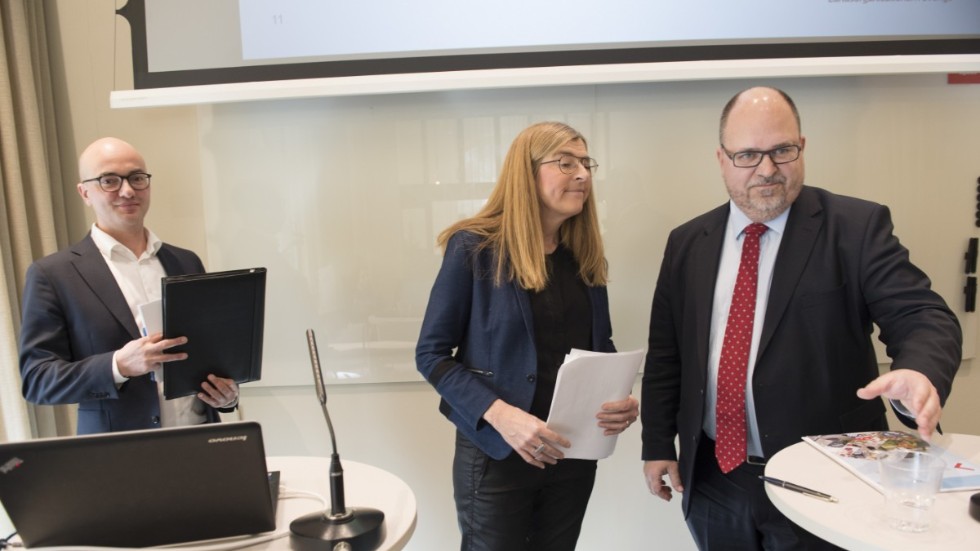 LO-ekonomen Torbjörn Hållö - till vänster - tillsammans med LO-ledningen på en pressträff i mars 2017 då ett förslag om "utbildningsjobb" presenterades. Ett förslag som nu är ännu angelägnare att få på plats. 