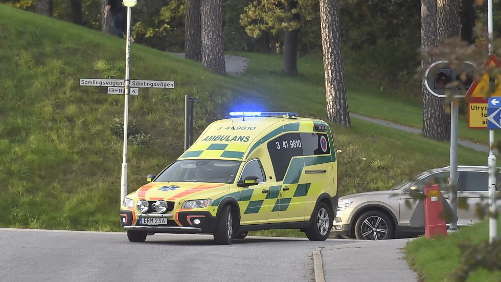 "Slutet av november -21 vaknade jag av tryck över bröstet. 112, ambulans till Nyköpings lasarett", skriver insändarskribenten. Arkivfoto på annan ambulanstransport.