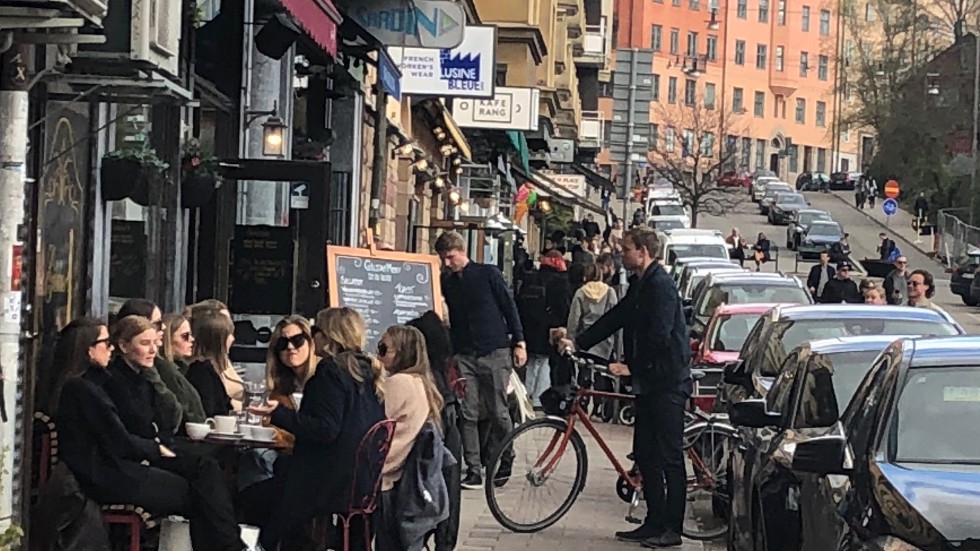 Trängseln var stor utanför kaféer och restauranger vid Nytorget i Stockholm på söndagen.