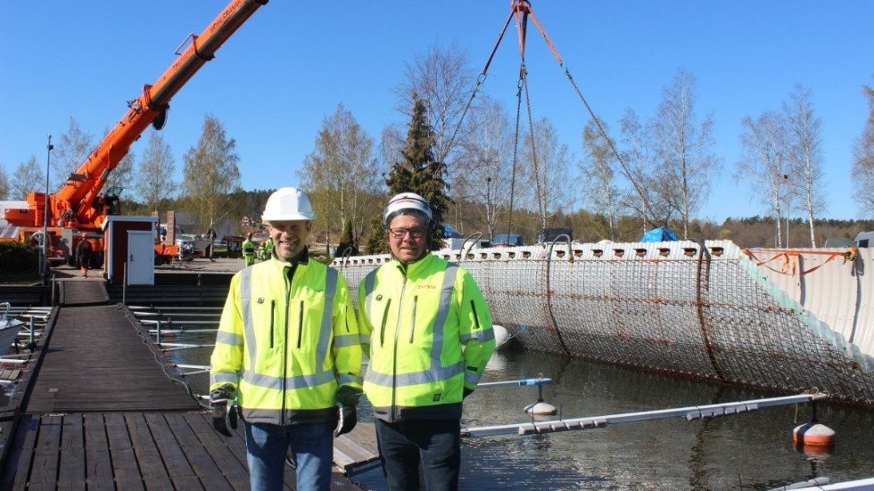 Mats Lilja från Trafikverket, och Mathias Kronberg från Svevia ser arbetet rulla på enligt tidsplanen.