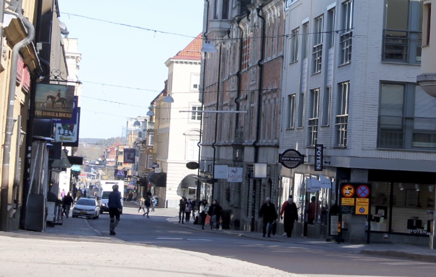 Linköpingslistan menar att planerade investeringar om cirka 1,5 miljarder kronor inte bör genomföras. Det rör sig bland annat om Tinnis-projektet, fyra planerade kommunala P-hus samt ombyggnation av Storgatan till gågata.