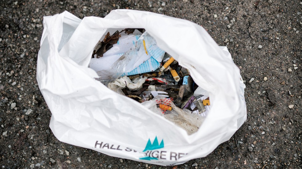 Håll Sverige Rent förser skräpplockarna med soppåsar av återvunnen plast.