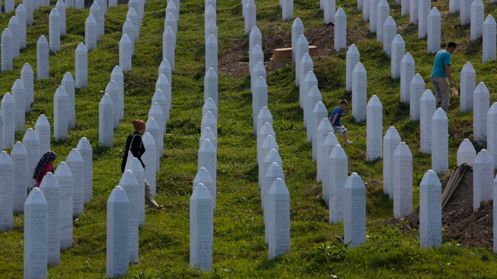 Under folkmordet i Srebrenica i östra Bosnien i juli 1995 mördades över 8000 män och unga pojkar.  