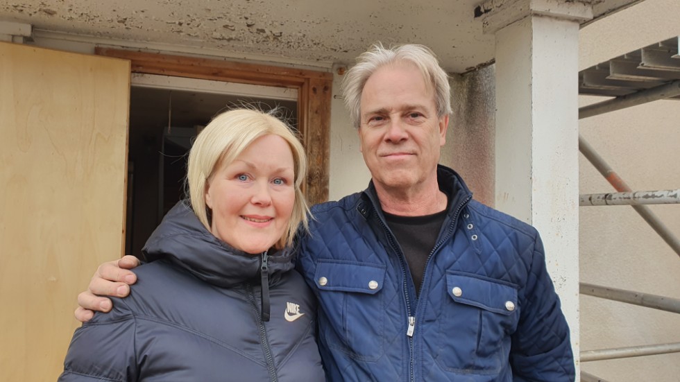Helen och Bert ska ta renoveringen i sin takt och de menar att det känns bra att de har ett annat hus att bo i under tiden så de inte behöver stressa på renoveringen