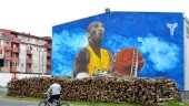 Bosnier hedrar Bryant med väggmålning