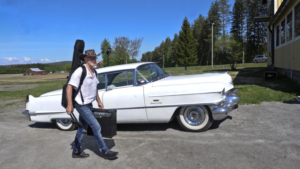 Roland Andersson gjorde en pampig entré då han gled in på gården med en Cadillac sedan deville 1956, som ägs av hans fru Eva Andersson.