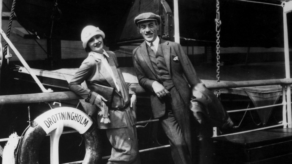 Greta Garbo (1905–1990) avreste 1925 till USA tillsammans med regissören Mauritz Stiller. I den biografiska romanen "Love" skildras Garbos första tid i Hollywood – och inte minst hennes kärleksliv.